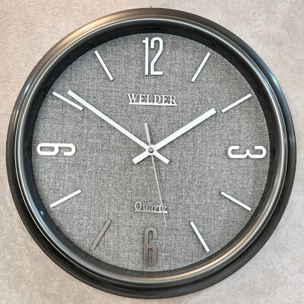 ساعت دیواری ولدر Welder مدل 100، ساعت دیواری سایز 35 با عقرب های متفاوت، دارای رنگ بندی، شماره برجسته مولتی با فونت لاتین، دارای موتور درجه یک میتسو، رنگ تیتانیوم