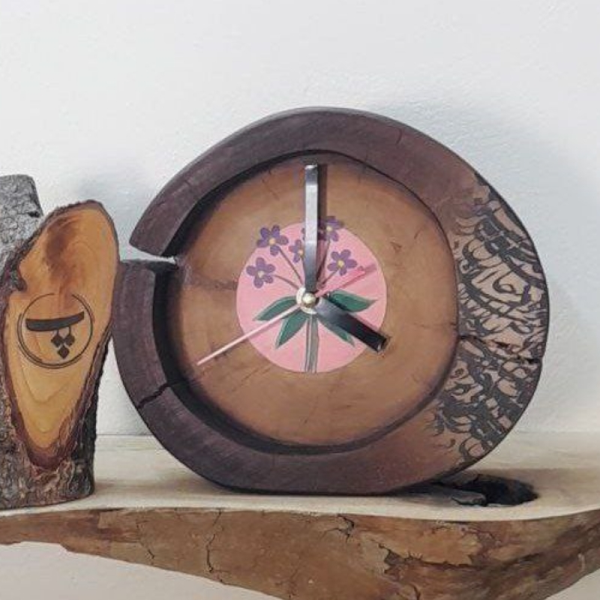 ساعت رومیزی چوبی دست ساز لوتوس مدل 350، ساعت رومیزی با طرحی متفاوت 18.20 سانت ساخته شده با چوب طبیعی افرا، طرح داخل ساعت متغیر، صفحه قهوه ای گل صورتی
