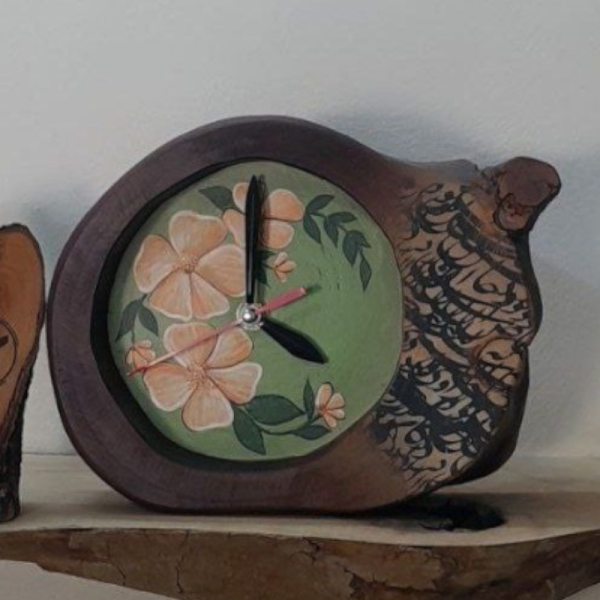ساعت رومیزی چوبی دست ساز لوتوس مدل 450، ساعت رومیزی با طرحی متفاوت 29.22 سانت ساخته شده با چوب طبیعی افرا، طرح داخل ساعت متغیر، صفحه سبز گل کرم