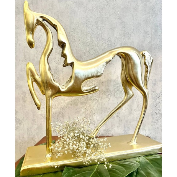 مجسمه اسب پایه دار، مجسمه دکوری با کیفیت و آبکاری بی نظیر، زیبا کننده هر میز و هر سطحی، هدیه ای مناسب برای خانم ها، رنگ طلایی