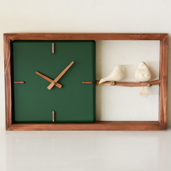 ساعت دیواری چوبی دست ساز مدل 168، ساعت دیواری چوبی با متریال تمام دست ساز و طراحی خلاقانه، طرح مرغ عشق روی ساعت