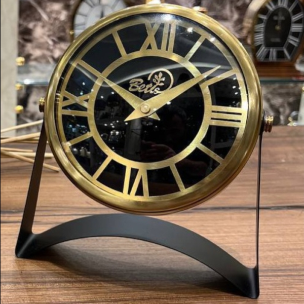 ساعت رومیزی بتیس مدل 1525، ساعت رومیزی فلزی لوکس، با تنوع رنگ بندی و رنگ آبکاری مات، اعداد رومی در صفحه ساعت، ترکیب رنگ طلایی صفحه مشکی