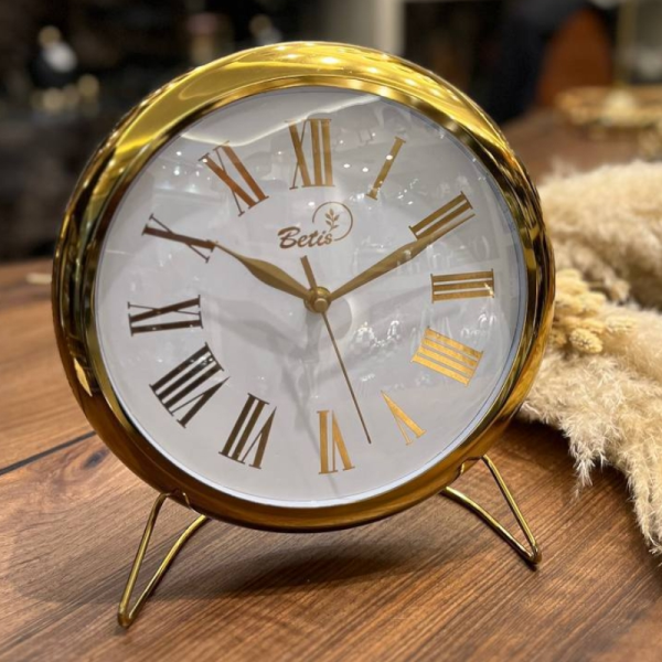 ساعت رومیزی بتیس مدل 3015، ساعت رومیزی فلزی لوکس، با تنوع رنگ بندی و رنگ آبکاری مات، اعداد رومی در صفحه ساعت، ترکیب رنگ طلایی