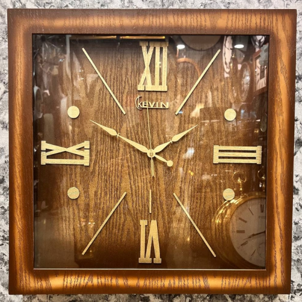  ساعت دیواری چوبی کوین کد 2209 عدد رومی، ساعت دیواری مربع کرم قهوه ای سایز 60 و موتور آرامگرد و متریال تمام چوب، ساعت دیواری با صفحه خاص و زیبا