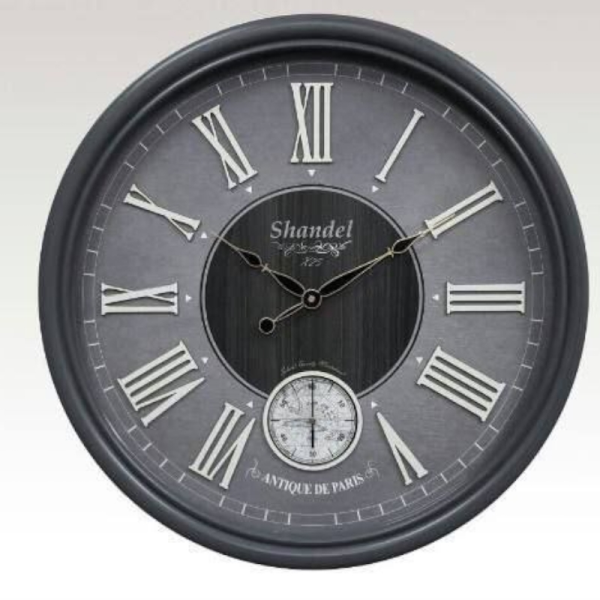 ساعت دیواری چوبی شاندل مدل X 25 B، ساعت دیواری چوبی با موتور ثانیه شمار مستقل در پایین ساعت، دارای اعداد برجسته با فونت رومی و خاص و خوانا، رنگ طوسی
