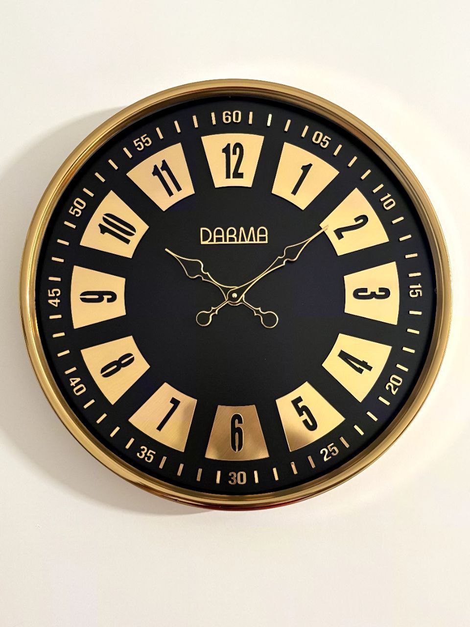 ساعت دیواری دارما 501: شیک و مدرن در دو رنگ