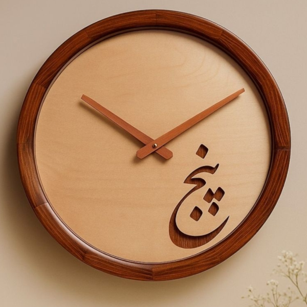 ساعت دیواری چوبی دست‌ساز و مینیمال کد 175، طراحی هنری با تایپوگرافی کلمه پنج | زیبایی در نهایت سادگی