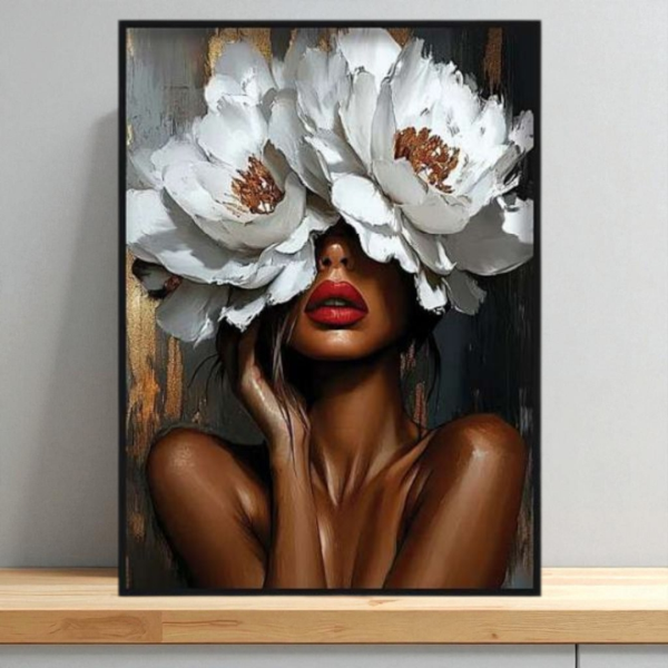 تابلو دکوراتیو شاین کد 202423، تابلو دکوراتیو با تصویر لمینت شاینی، متریال پی وی سی قاب، تابلو زیبا و جذاب با کیفیت فوق العاده و قابل شستشو، طرح زنی با پوست تیره