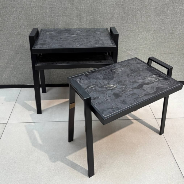 میز عسلی کد 3900، انتخابی شیک و ماندگار با طراحی مدرن، پایه فلزی و صفحه های‌گلس مقاوم، عرضه شده در سه رنگ خاص، رنگ طوسی تیره