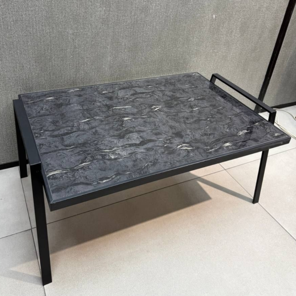 میز وسط کد 3900، انتخابی شیک و ماندگار با طراحی مدرن، پایه فلزی و صفحه های‌گلس مقاوم، عرضه شده در سه رنگ خاص، رنگ طوسی تیره