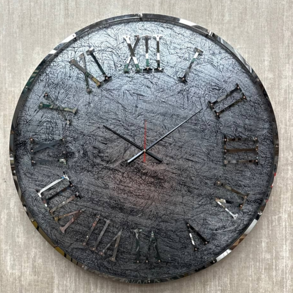 ساعت دیواری فلزی لوکس مدل 5250 با طراحی هنری خاص، اثر هنری عظیم با قطر 90 سانت و اعداد رومی | شکوه صنعتی و مدرن