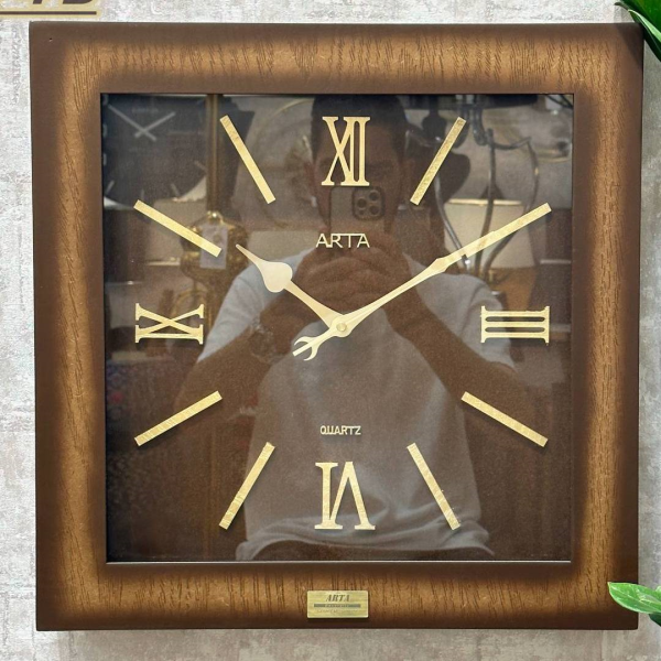 ساعت دیواری آرتا Arta کد 54، ساعت دیواری مربعی سایز 42 با اعداد رومی، متریال HDF طرح چوب، موتور روانگرد با ضمانت 3 ساله