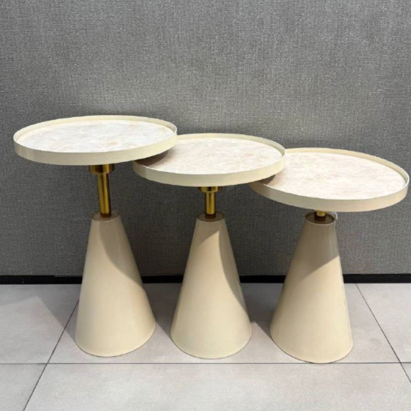 میز عسلی سه‌تکه مدل 9750، با طراحی جذاب و مدرن و پایه‌های فلزی مقاوم، در سه ارتفاع 57، 52 و 92 سانت و قطر صفحه 40 سانت، با صفحه گلس ضدخش و ضدآب، رنگ کرم سنگی