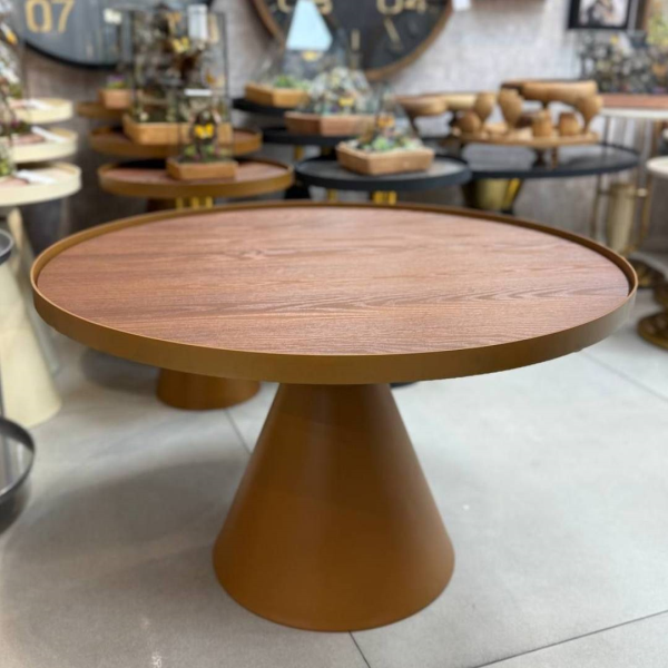 میز جلو مبلی مدل 9750، میز وسط با طراحی جذاب و مدرن و پایه‌های فلزی مقاوم، با قطر صفحه 80 سانت و ارتفاع 48 سانت، متریال گلس ضدخش و ضدآب، رنگ قهوه ای