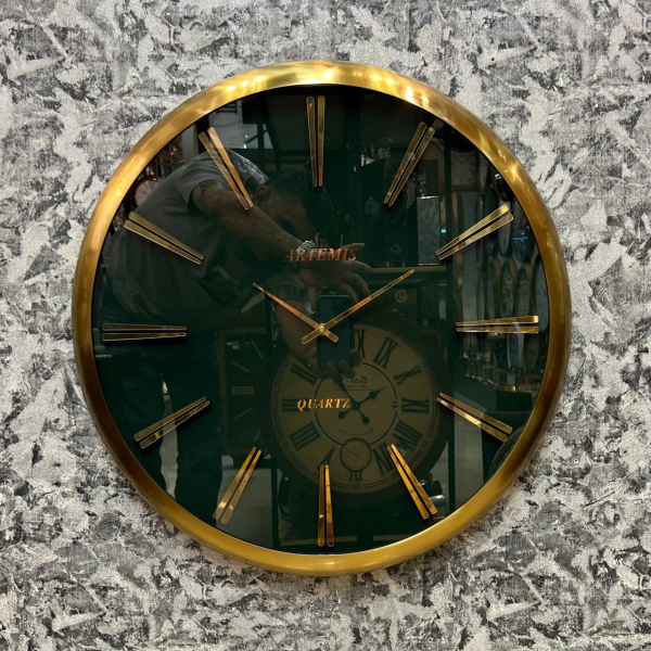 ساعت دیواری فلزی آرتمیس مدل 2045A، ساعت دیواری فلزی و آبکاری شده، سایز 60، دارای تنوع رنگی گسترده، رنگ طلایی صفحه سبز