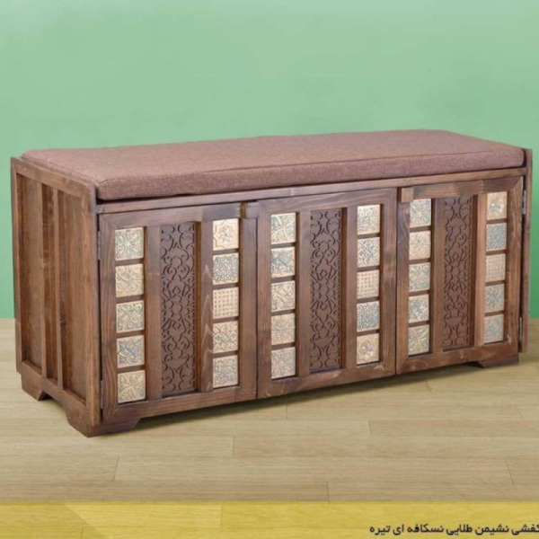 جاکفشی نشیمن مدل JK04199، جاکفشی با طراحی سنتی، دارای طبقه های برای نگهداری کفش و جزییات مربوطه، رنگ طلایی نسکافه ای تیره