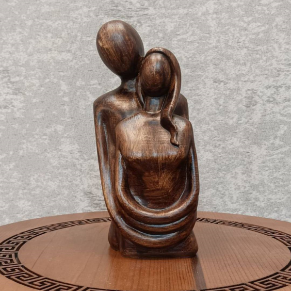 مجسمه رزین مدل آغوش کد MO16143، مجسمه دکوری، زیبا کننده هر میز و هر سطحی، هدیه ای مناسب برای خانم ها، رنگ قهوه ای