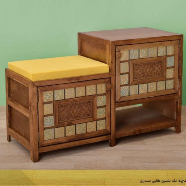 کمدچه تک نشین چوبی خشتی طلایی مدل SN04029، کمدچه با طراحی سنتی، دارای یک فضا برای نشستن و استراحت کردن، دارای سطحی برای نگه داری وسایل دکوری