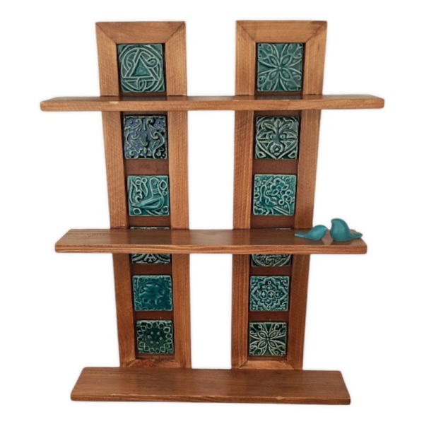 طبقه دوتایی لوتوس فیروزه TB04002، طبقه چوبی برای نگهداری وسایل مختلف، طراحی شده به صورت سه طبقه، مناسب هر فضایی