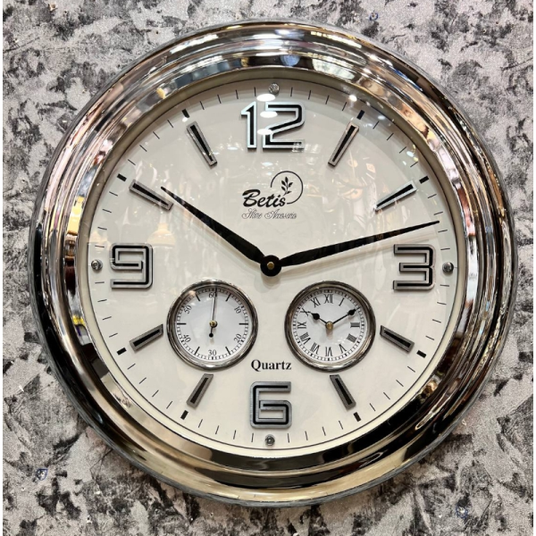 ساعت دیواری بتیس مدل 5040، ساعت دیواری سه موتوره مدرن با متریال فلز، رنگ آبکاری شده سیلور، موتور تایوانی با صفحه سفید و جزییات ظریف روی صفحه، دارای اعداد لاتین