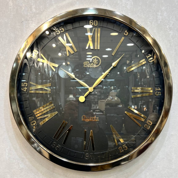 ساعت دیواری بتیس مدل 5510، ساعت دیواری بسیار مدرن با متریال فلز، رنگ آبکاری فورتیک، موتور تایوانی با جزییات ظریف روی صفحه، اعداد لاتین، سایز 55، رنگ طلایی مشکی