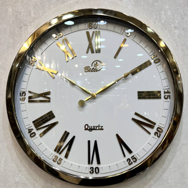 ساعت دیواری بتیس مدل 5510، ساعت دیواری بسیار مدرن با متریال فلز، رنگ آبکاری فورتیک، موتور تایوانی با جزییات ظریف روی صفحه، اعداد لاتین، سایز 55، رنگ طلایی سفید