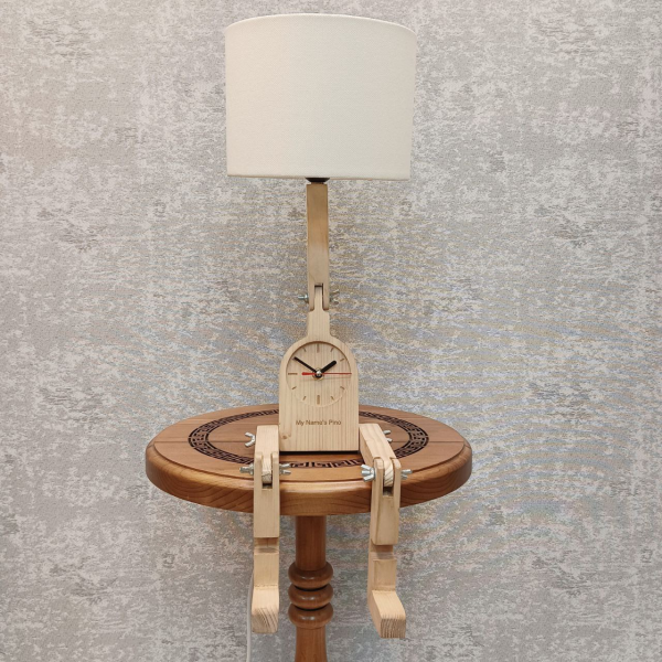 آباژور خلاقانه چوبی مدل پینو، آباژور تزیینی و دکوری با طراحی خلاقانه یک آدمک چوبی، مناسب کتابخوانی، یک ساعت ظریف در بدنه آباژور