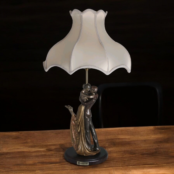 آباژور رومیزی مدل 110، آباژور رومیزی با طرح زوج در آغوش، متریال طلق و پارچه شید آباژور، دارای 1 سرپیچ ،طراحی دست ساز پایه آباژور، فوق العاده با کیفیت	