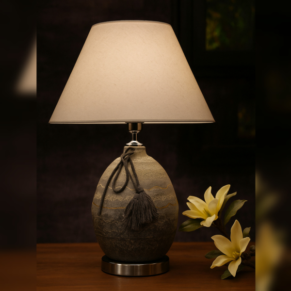 چراغ خواب رومیزی کد 1484، چراغ خواب زینتی، آباژور از جنس سفال دست ساز و پتینه شده مناسب نورپردازی داخلی