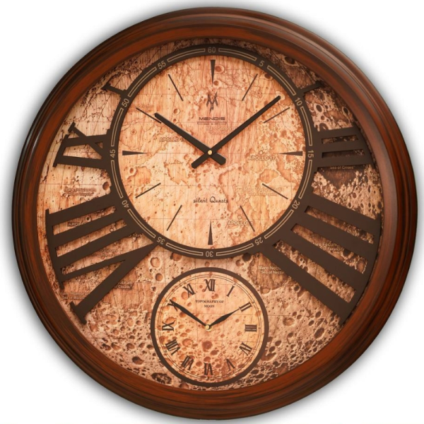 ساعت دیواری مندیس مدل 712، ساعت دیواری سایز 70 با متریال چوبی بدنه و طرح نقشه روی صفحه، فونت لاتین اعداد برای خوانایی راحت تر
