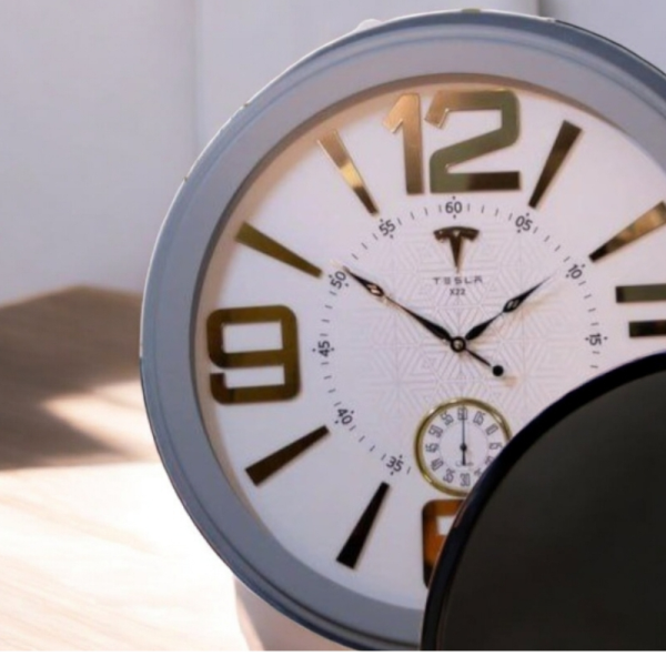 ساعت دیواری تسلا مدل X22، ساعت دیواری دو موتوره سایز 60 با طراحی ساده، دارای اعداد بزرگ و برجسته لاتین، دارای موتور روانگرد درجه یک، رنگ طوسی