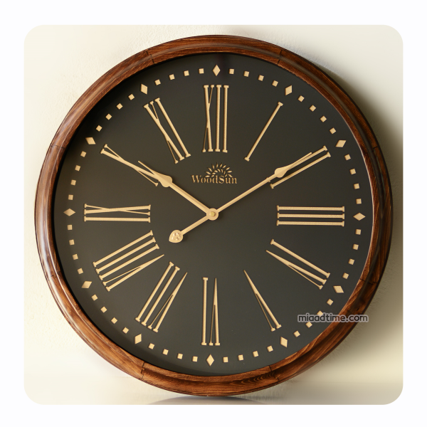 ساعت دیواری وودسان مدل والنسیا مشکی سایز 50، ساعت دیواری ساخته شده با چوب طبیعی روس سبک کلاسیک، مدل والنسیا، اعداد یونانی و صفحه مشکی و جزییات طلایی