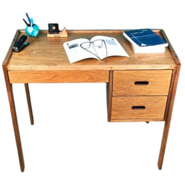 میز تحریر چوبی مدل MI04030، میز تحریر کلاسیک با متریال چوب مقاوم، دارای دو کشو برای نگهداری و سازماندهی وسایل و عناصر مورد نیاز، رنگ قهوه ای