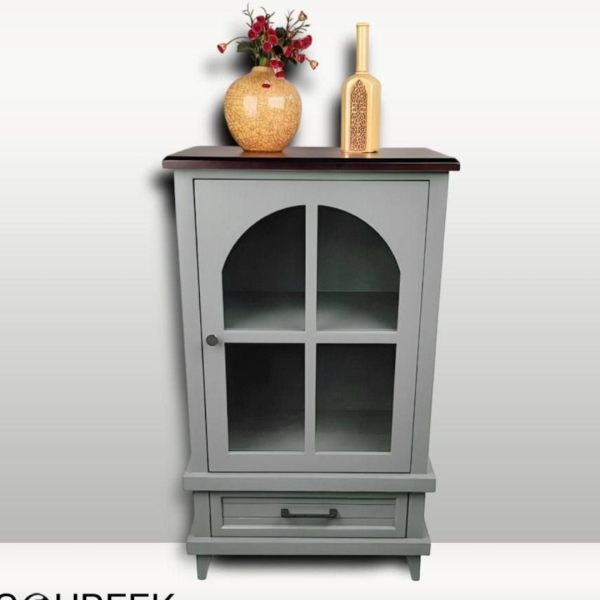 ویترین قوس پنجره مدل T1 با کد VT26011، ویترین قوس پنجره با طراحی مینیمال و ساده، رنگ طوسی