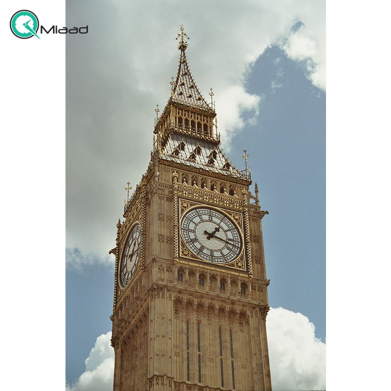 انتخاب متریال برای ساعت بزرگ تأثیری در محبوبیت آنها دارد؟