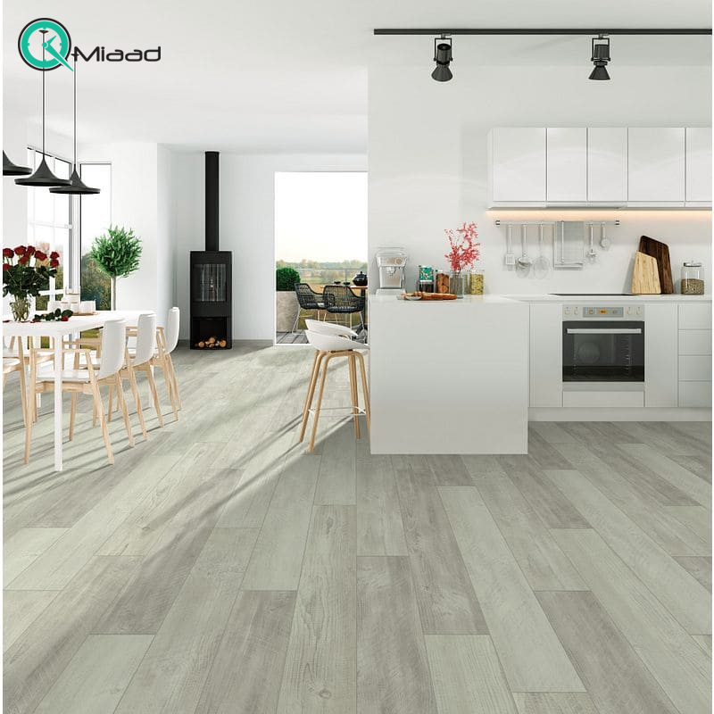 خالی و خلوت بودن کف آشپزخانه