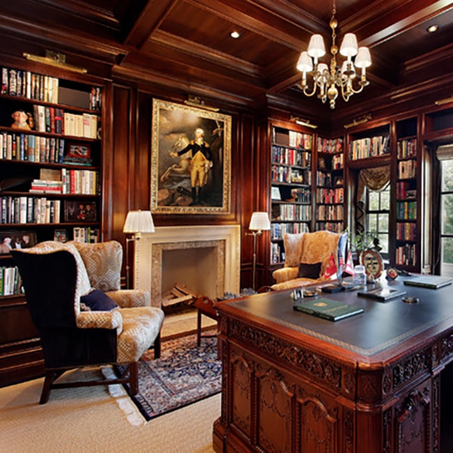 دکوراسیون سلطنتی محل کار با میز ها و ابزار های دکوراتیو سلطنتی